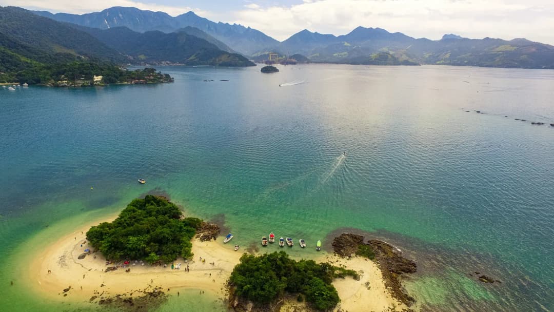 Descubra as maravilhas de Angra dos Reis em um passeio de lancha inesquecível com a Passeio Rio