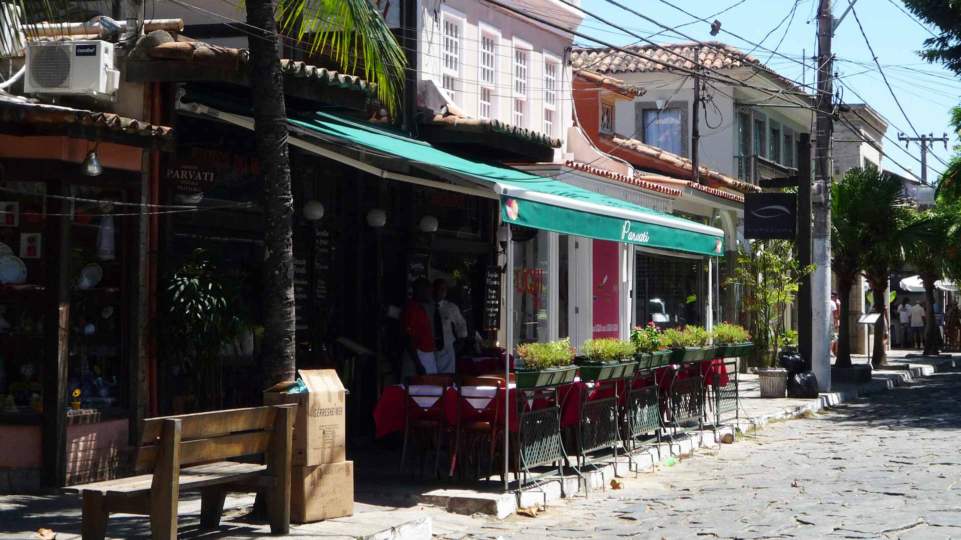 Conheça a Encantadora Rua das Pedras em Búzios